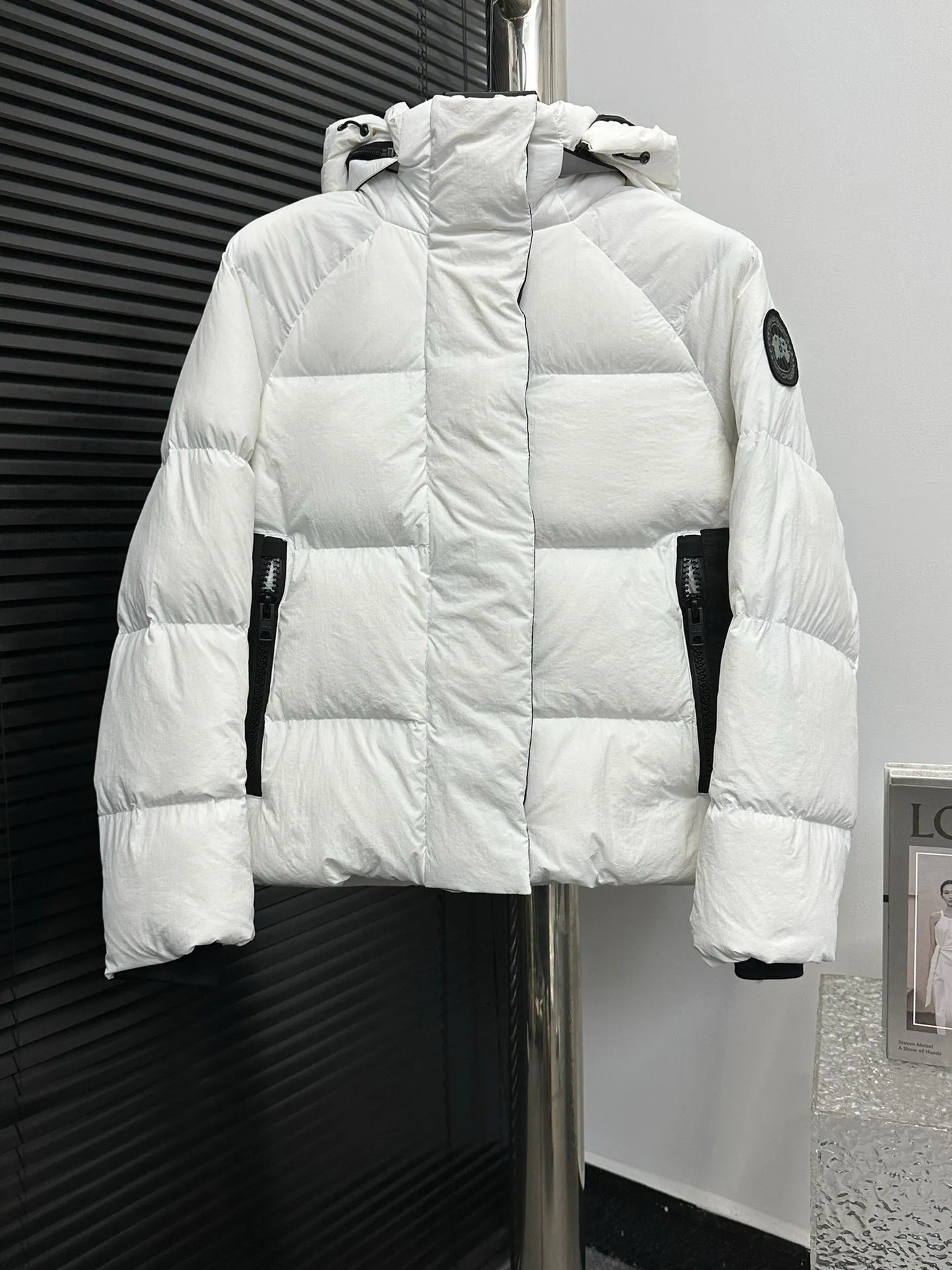 P780 【𝘾𝘼𝙉𝘼𝘿𝘼 𝙂𝙊𝙊𝙎𝙀】Canada Goose Junction/3M Reflective Black Label Parker/2602LB Ouyang Nana’s same Junction Parker is made of CORDURA@’s super-soft EnduraLuxe fabric, which enhances the durability of easy-wear parts, making it lightweight and durable. 360-degree reflective strips on the collar improve visibility in low-light environments. Features a removable hood for easy transition into warmer weather. Removable premium insulated hood adjusts both ways Sizes: XS-XxL